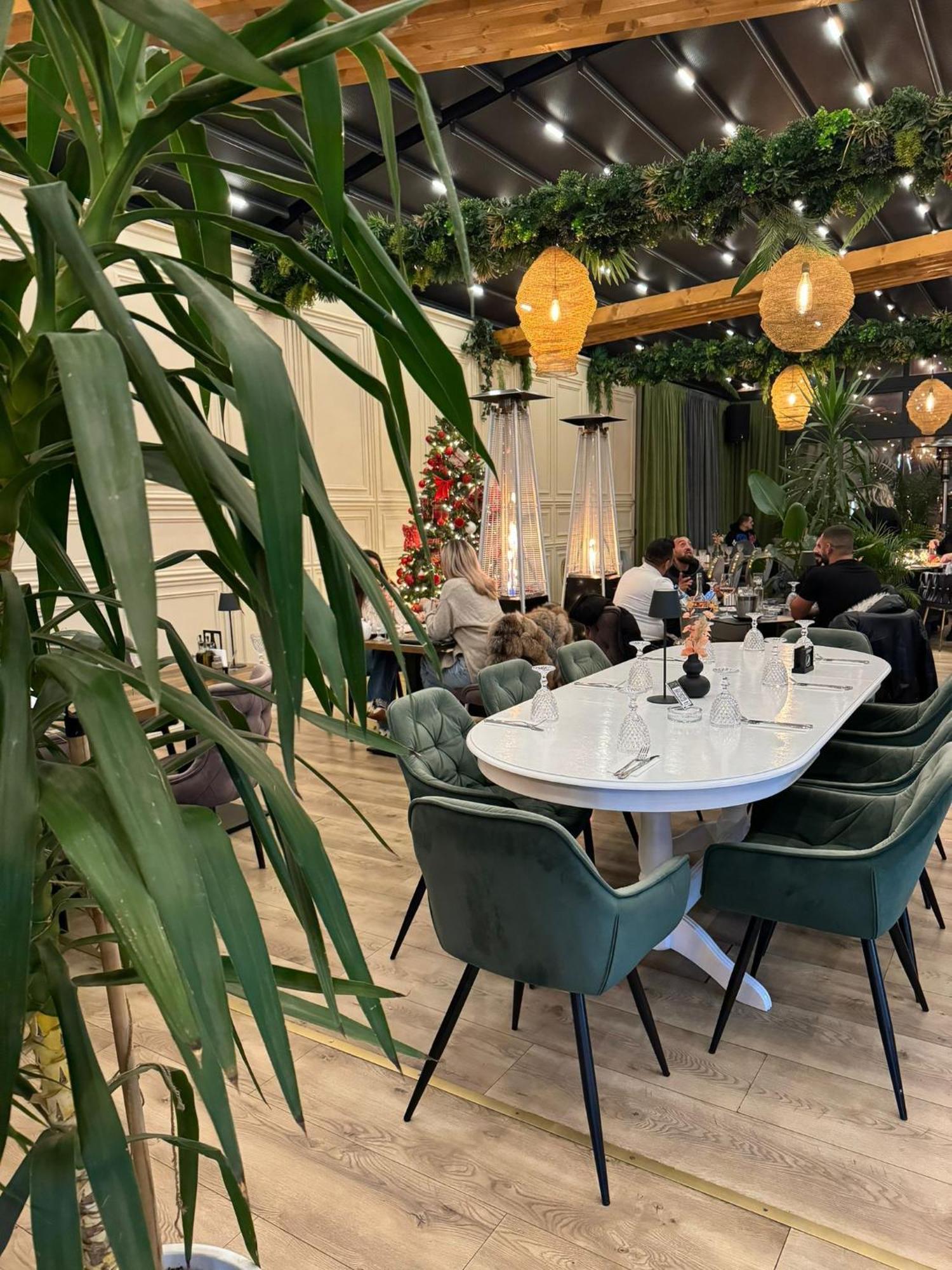 Hotel Goya Boutique Тыргу-Жиу Экстерьер фото