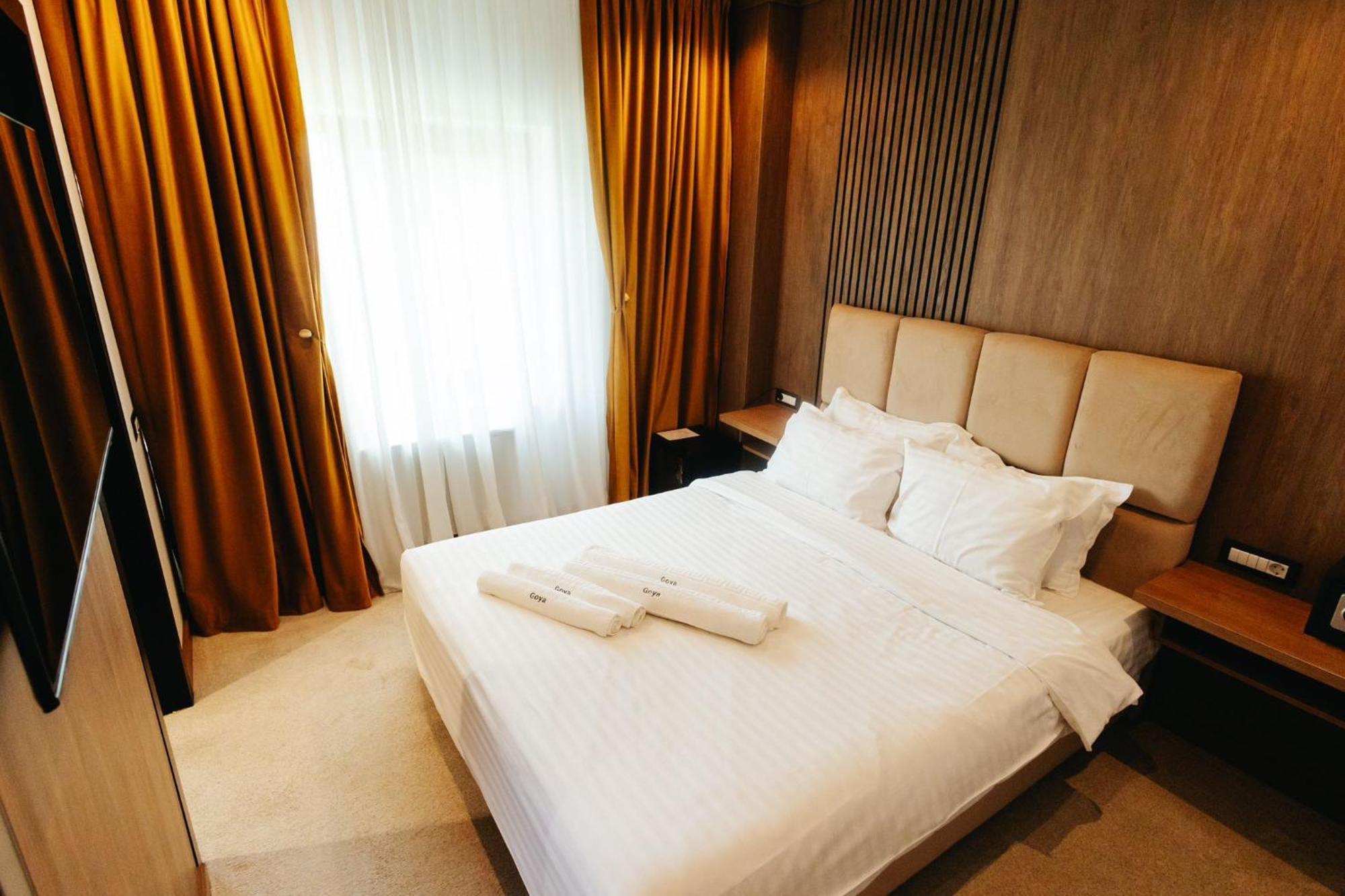 Hotel Goya Boutique Тыргу-Жиу Экстерьер фото